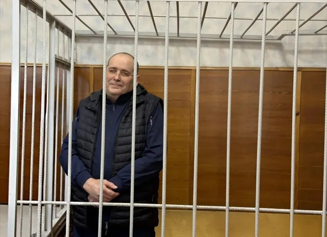Бывшего заместителя министра ЖКХ признали виновным в особо крупной взятке; суд вынес наказание: 9 лет колонии строгого режима и штраф 8,82 млн рублей. С учетом предыдущего приговора общий срок — 14 лет, общий штраф — около 17 млн рублей.