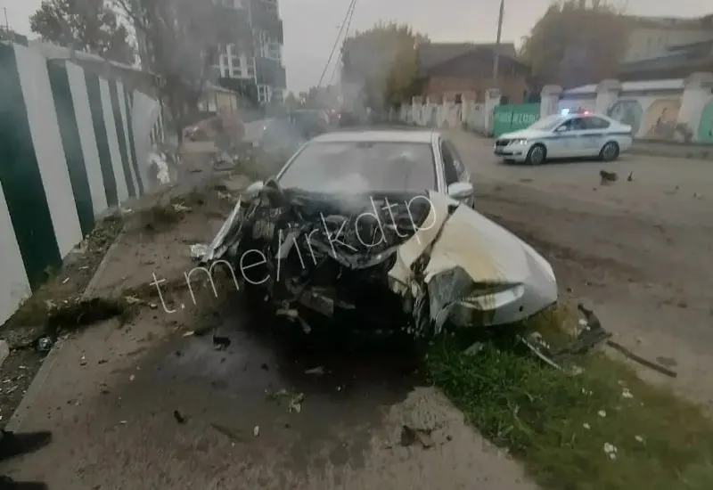Водитель Mercedes на улице Лызина не справился с управлением и врезался в железобетонный столб; пострадавших нет, полиция устанавливает обстоятельства.