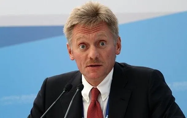 Пресс-секретарь заявил, что в РФ не принято ограничивать доступ журналистов и что Москва не вмешивается в работу СМИ США.