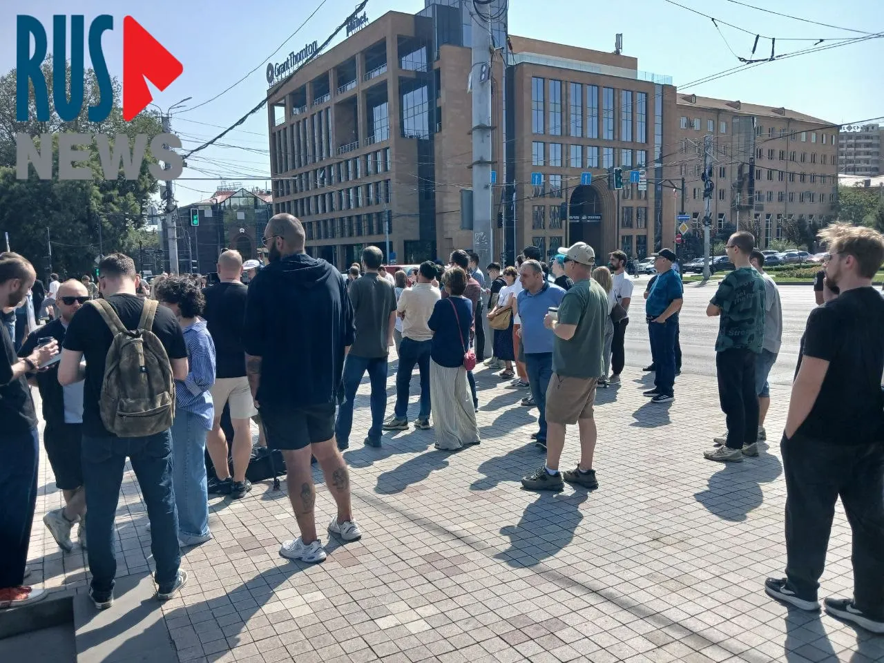 У посольства РФ в Ереване к полудню образовалась длинная очередь из избирателей; рядом проходит митинг, участники которого — гражданские активисты и правозащитники.