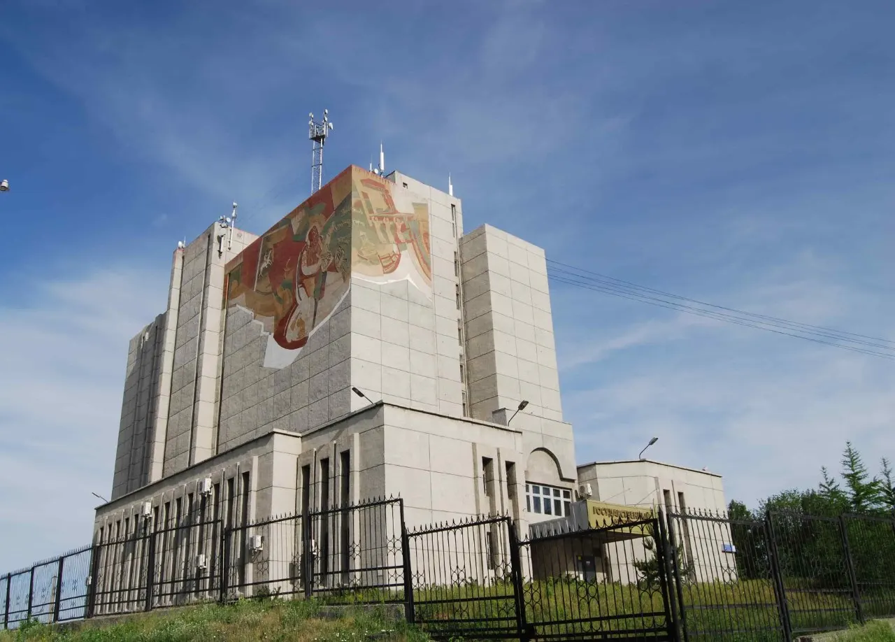 Правительство разрешило закрывать не только секретные, но и несекретные архивные материалы в рамках защиты интересов страны, что усложняет реконструкцию истории репрессий и судьб пострадавших.