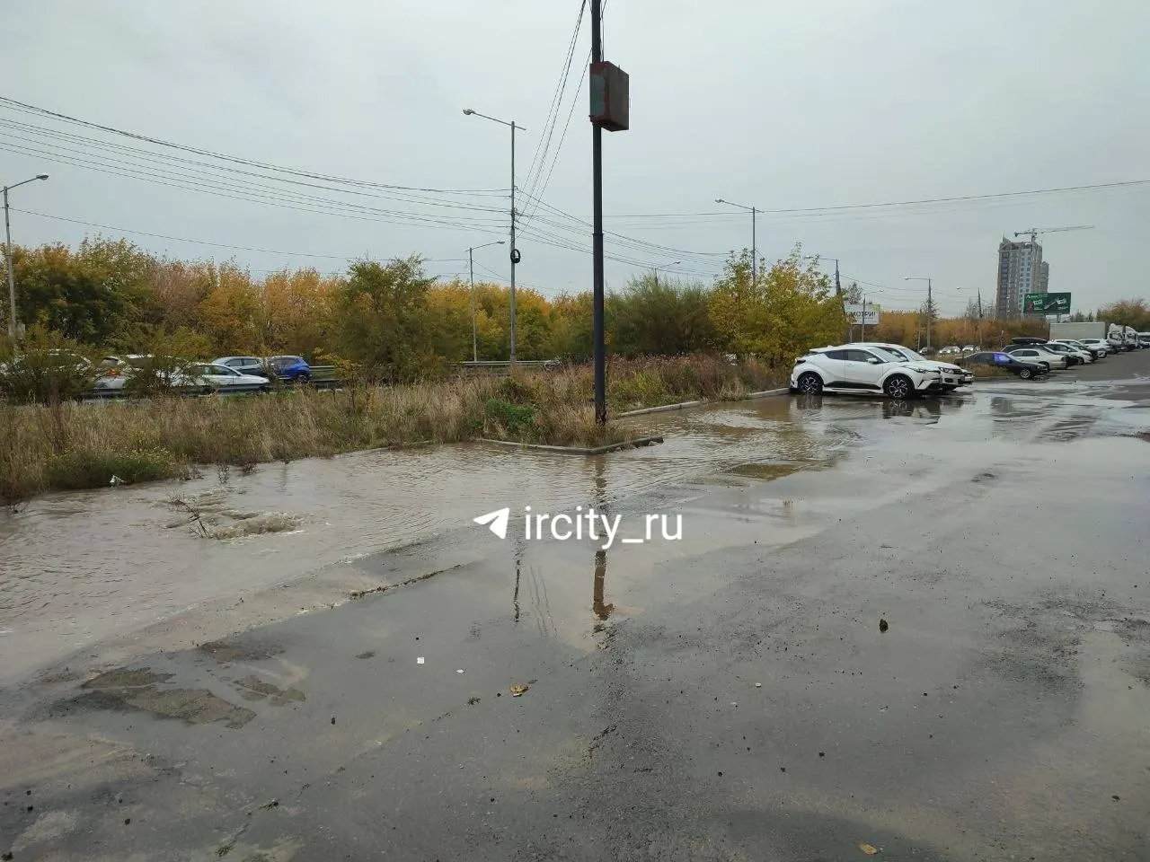 Из-за аварии на коммунальных сетях отключили холодную и горячую воду; на месте работают аварийные бригады, водоснабжение отсутствует в соседних домах.