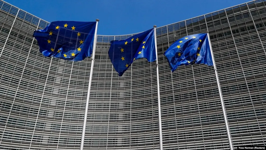 Совет ЕС включил в санкционный список медиаплатформу Euromore и «Фонд поддержки и защиты прав соотечественников, проживающих за рубежом», сочтя их участниками кампаний по дезинформации и подрыву доверия к институтам Евросоюза.