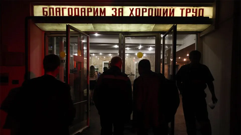 Число работников бюджетной сферы, рекомендованных к увольнению, превысило 105 тысяч человек. Больше всего сокращений ожидается в Москве и регионах, включая Иркутскую область, на фоне острого дефицита федерального и региональных бюджетов и курса на повышение производительности труда.