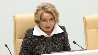 Спикер Совета Федерации Валентина Матвиенко назвала «обезлюживание территорий» стратегической угрозой и предложила рецепт спасения демографии: россиянам, по её словам, нужно переселяться из крупных городов в просторные дома по всей стране, заводить большие семьи и участвовать во всероссийской акции по озеленению дворов.