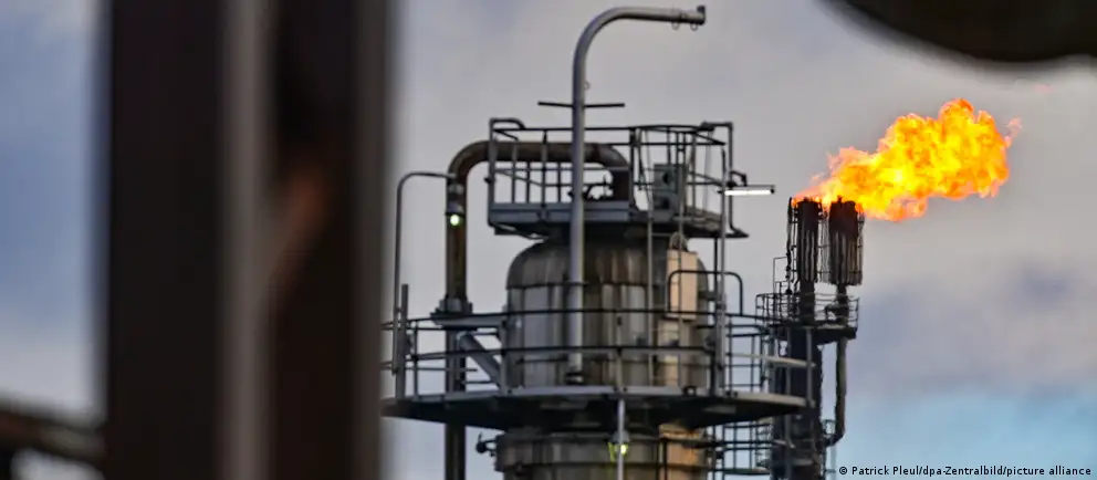С мая 2026 года по решению России перестанет идти казахстанская нефть по трубопроводу «Дружба». Это затронет крупный НПЗ в Шведте, который обеспечивает нефтепродуктами Берлин и земли Бранденбург; эксперты оценивают мотивы решения и возможные экономические последствия.