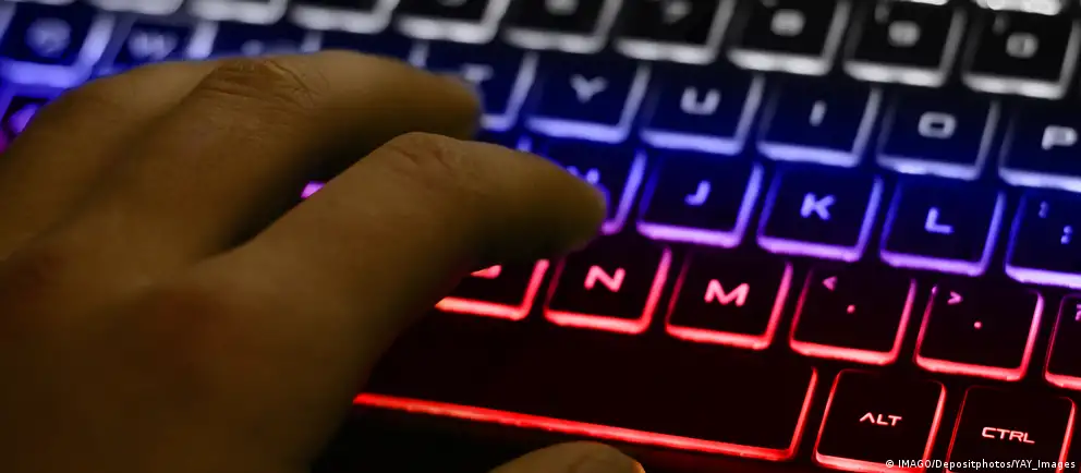 Минцифры готовит меры, по которым использование VPN для доступа к запрещённым ресурсам будут приравнивать к зарубежному трафику и брать за него плату — в первую очередь для мобильных сетей. Операторы могут начать фильтровать такой трафик или повышать стоимость доступа.