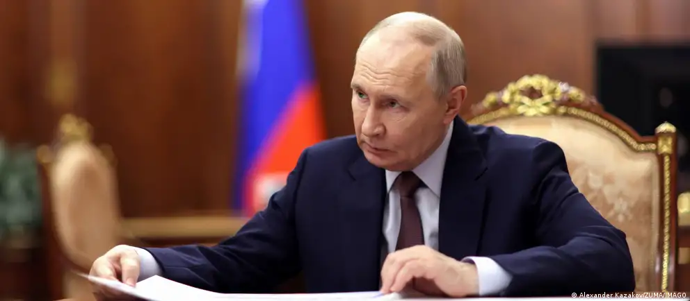 Президент России подписал закон, который исключает из антикоррупционного контроля сделки чиновников и их семей до их прихода на госслужбу, а также вводит отчетность по совокупному доходу семьи вместо отдельных деклараций каждого члена.