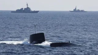 Япония кардинально пересматривает послевоенную политику в области обороны, разрешая экспорт летального вооружения при государственном контроле и исключениях для зон конфликтов. Решение открывает стране путь на глобальный рынок оружия и уже привлекает интерес покупателей в Азии, Европе и у союзников по Западу.