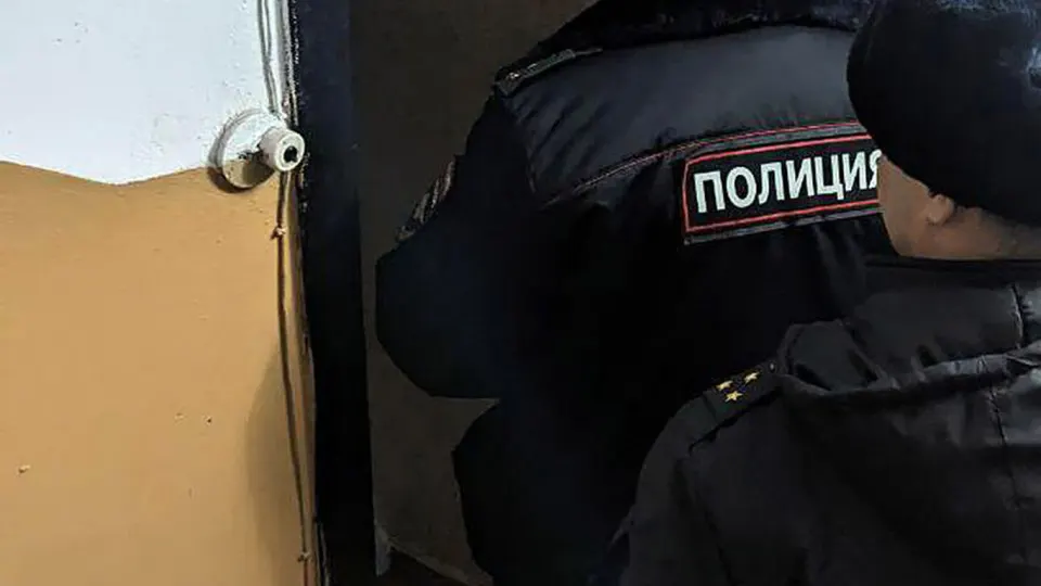ФСБ задержала двух подозреваемых после того, как у квартир трех работников Роскомнадзора обнаружили молотки со следами жидкости, похожей на кровь; возбуждено дело о хулиганстве на фоне масштабной блокировки Telegram и всплеска скачиваний VPN.