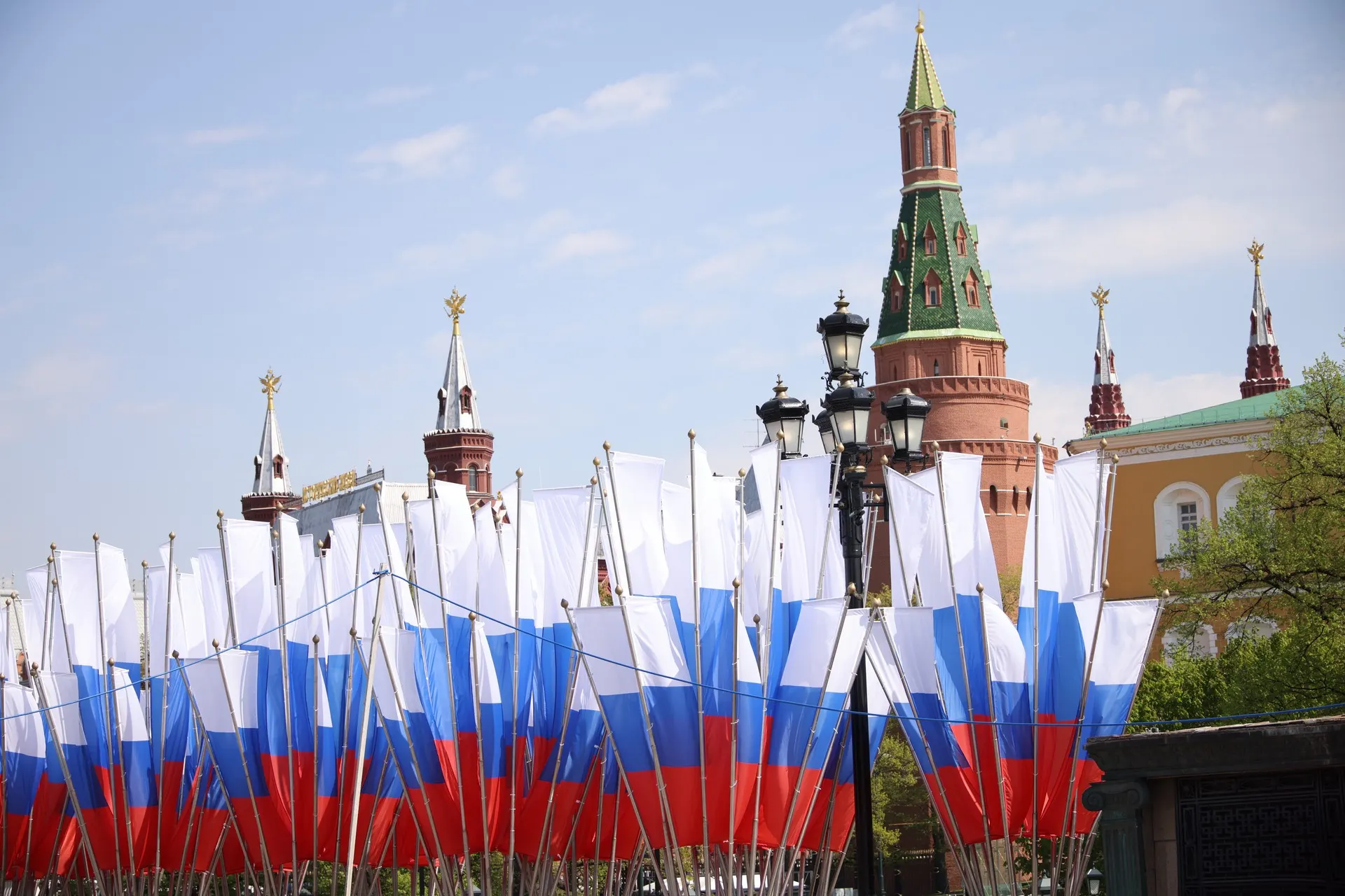 Ведомство заявило о прекращении боевых действий с 00:00 8 мая до 10 мая. В то же время в Минобороны предупредили о возможности массированного удара по центру Киева, если празднование 81-й годовщины Победы будет сорвано.