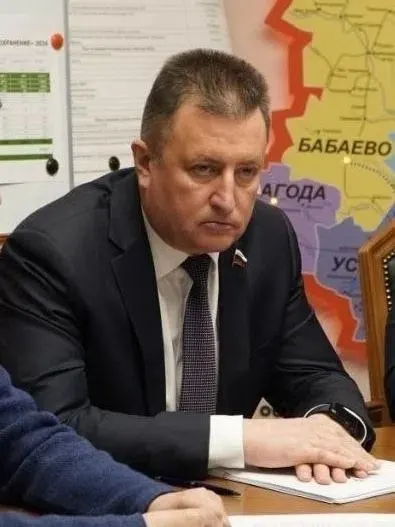 Сенатор предложил поправки, которые сохраняют за жильцами право голосовать на ОСС, но лишь за повышение тарифа; снизить плату ниже регионального минимума станет невозможно, что приведёт к росту расходов для многих домов.