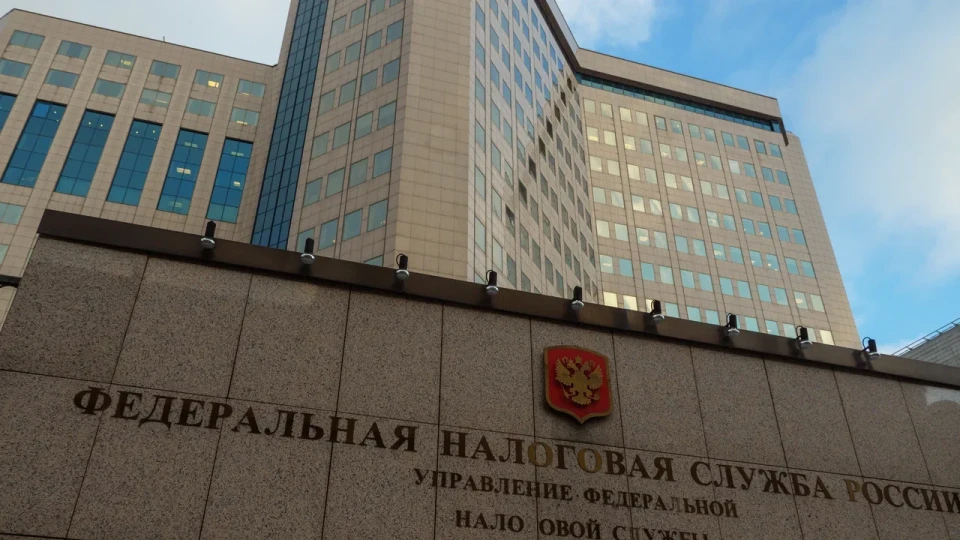 Налоговики активнее отслеживают перерегистрации и переоформления ИП, которые использовали для «обнуления» лимитов по НДС. Предпринимателей предупреждают о возможных доначислениях, пенях и штрафах на фоне роста дефицита федерального бюджета.