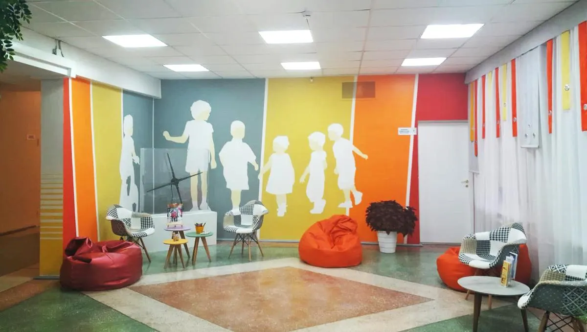 Переезд центра «Вера», который власти планировали объединить с «Багратионом», отложен минимум до конца 2027 года. Юридическая реорганизация идёт без немедленного перемещения услуг; родители добились отсрочки и добиваются сохранения специалистов и программы реабилитации.