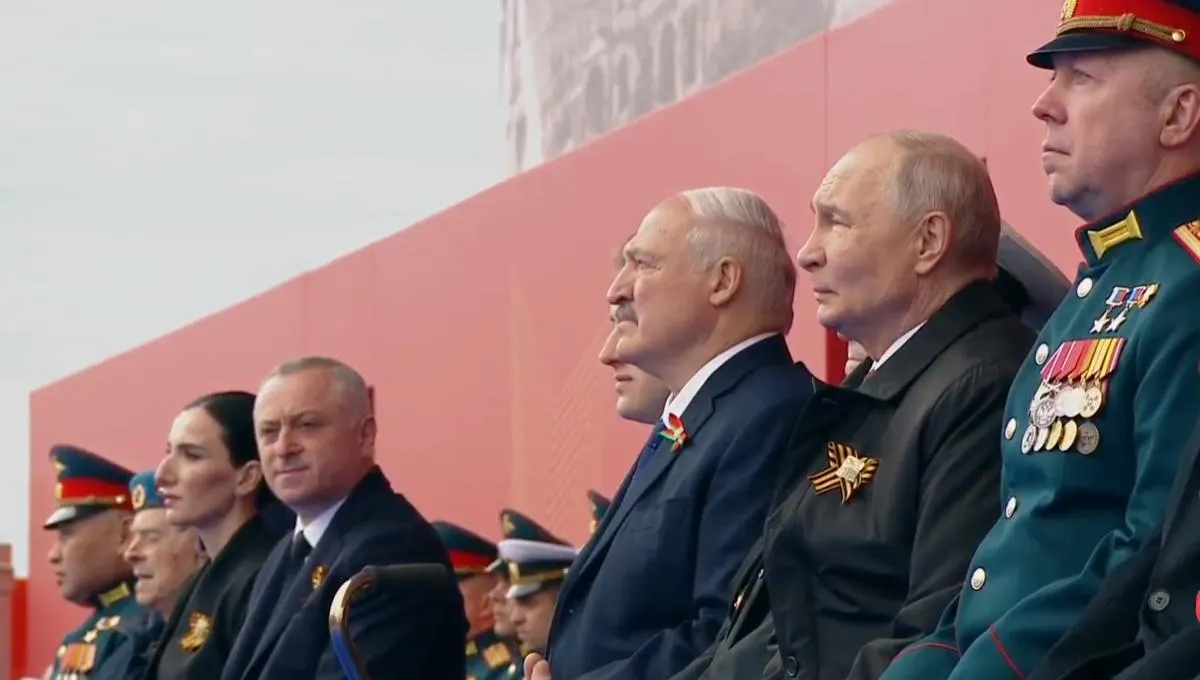 В День Победы президент назвал праздник «священным», отметил роль советского народа в разгроме нацизма и связал подвиг ветеранов с подвигом современных участников «СВО». На трибуне рядом с ветераном впервые разместили бойца операции.