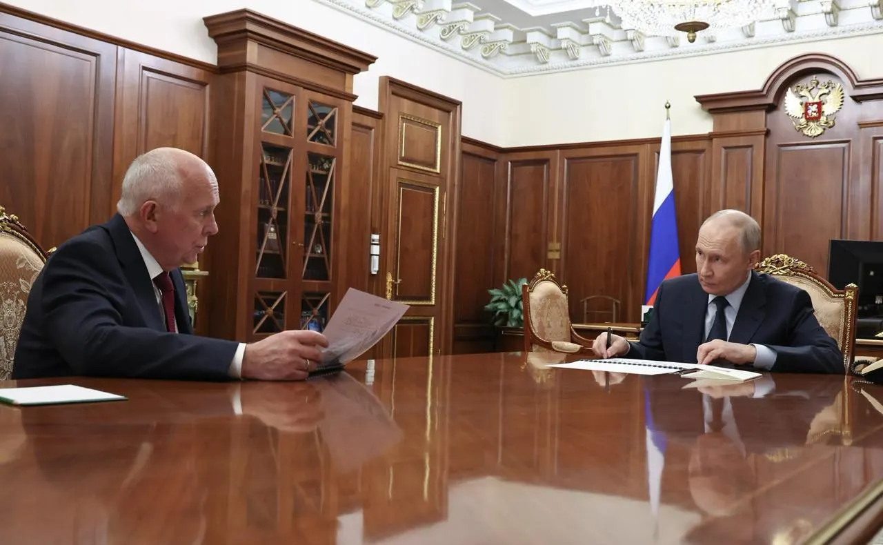 Глава Ростеха доложил президенту, что серийный выпуск МС‑21 и «Суперджет‑100» не начнётся в этом году — запуск откладывают до следующего. В текущем году рассчитывают получить сертификат только на Ил‑114‑300, а сроки массового выпуска были передвинуты на 2035 год.