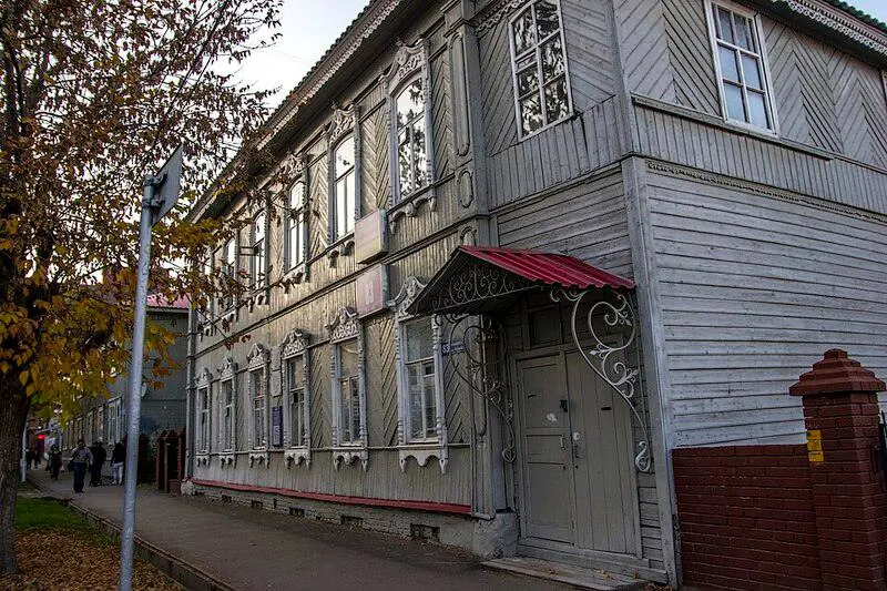 В Уфе за несколько дней фактически уничтожили два объекта конца XIX века, официально признанных памятниками. Владельцы называют работы «реставрацией», горожане и градозащитники говорят об утрате исторической застройки.