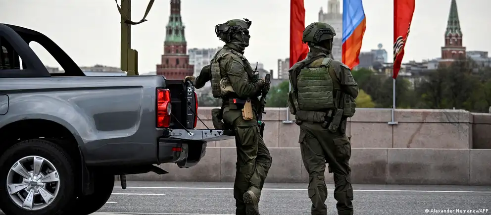 Власти отменили приглашения зарубежным корреспондентам; парад на Красной площади пройдет в сокращённом формате, а в ряде регионов отменили массовые мероприятия и салюты.