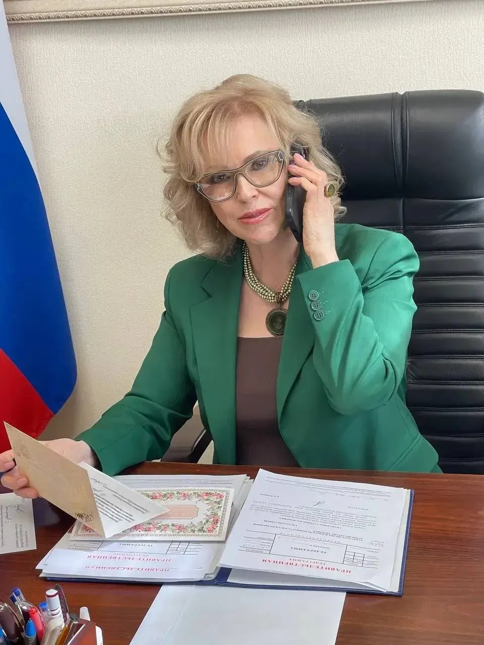Депутат Татьяна Соломатина заявила, что обещанное сокращение бумажной работы медиков и педагогов не ощущается: в школах и медицинских учреждениях отчётов и справок всё больше. В Госдуме собирают предложения по отмене избыточной отчётности.