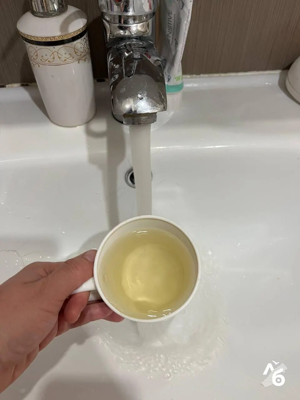 С 23 мая в Ангарске жители заметили изменение цвета водопроводной воды. В магазинах быстро закончились запасы бутилированной воды и фильтры, а официальных разъяснений о качестве воды практически нет.