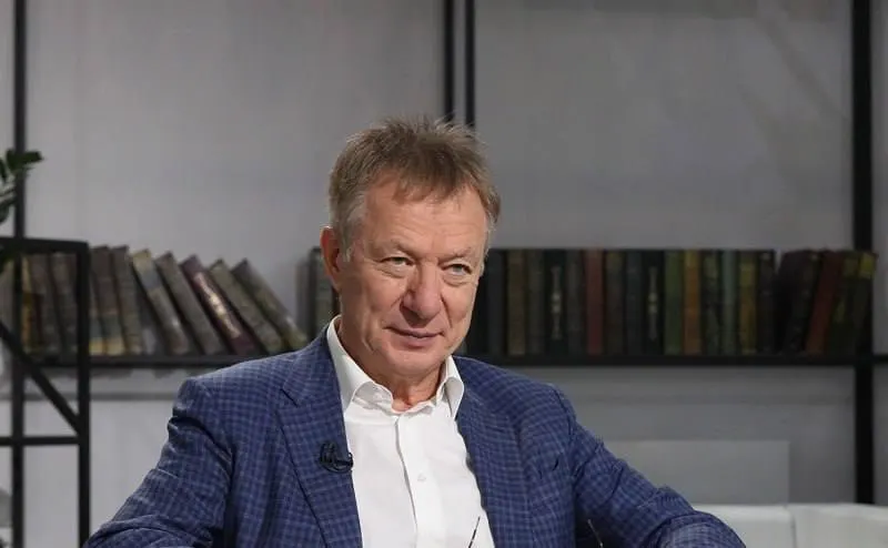 Бизнесмен, признанный судом связанным с «экстремистским объединением», воспользовался голландским паспортом и выехал через Белоруссию. Суд постановил конфисковать имущество на сумму около 8 млрд рублей; часть активов перешла в государственную собственность.
