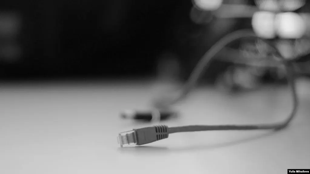 Пользователи сообщают о работе сети только по «белым спискам» в Московской области и Санкт‑Петербурге; аналогичные ограничения отмечают и в других регионах. Эксперты связывают это с планами по обеспечению безопасности и новыми законодательными возможностями для операторов связи.