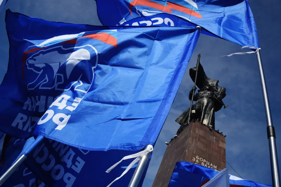 На съезде в Мастерской «Сенеж» представители политблока администрации президента и эксперты обсуждали прогнозы для партий, идею сокращения числа зарегистрированных партий до десяти, сохранение многодневного голосования и расширение дистанционного электронного голосования — при этом возможные перебои связи и «вражеская пропаганда» названы резервными объяснениями для неудовлетворительных результатов.