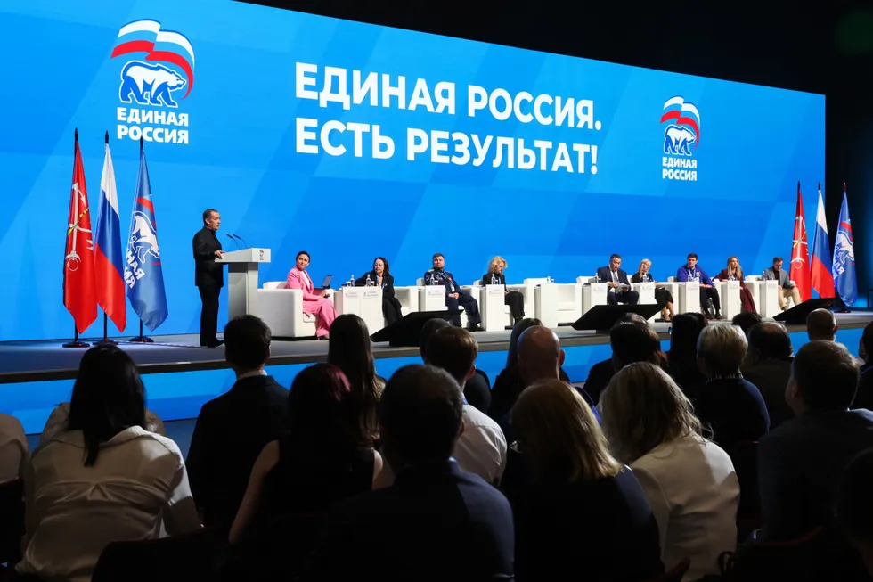 Администрация президента рекомендовала государственным и подконтрольным изданиям избегать слова «запрет» в заголовках и по возможности смещать фокус на «позитивные» инициативы единороссов.