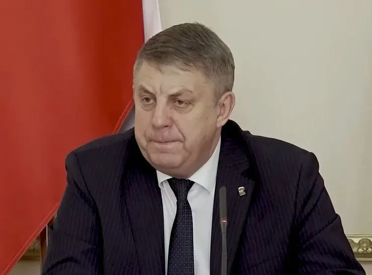 Александр Богомаз, ушедший с поста губернатора Брянской области, на следующий день получил мандат депутата Госдумы от «Единой России». ЦИК подтвердил назначение. Параллельно с ним в отставку ушёл губернатор Белгородской области Вячеслав Гладков.