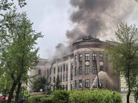Губернатор сообщил, что огонь в здании Иргиредмет мог возникнуть из‑за нарушений при огневых работах. Площадь пожара — около 700 м², пострадавших нет.