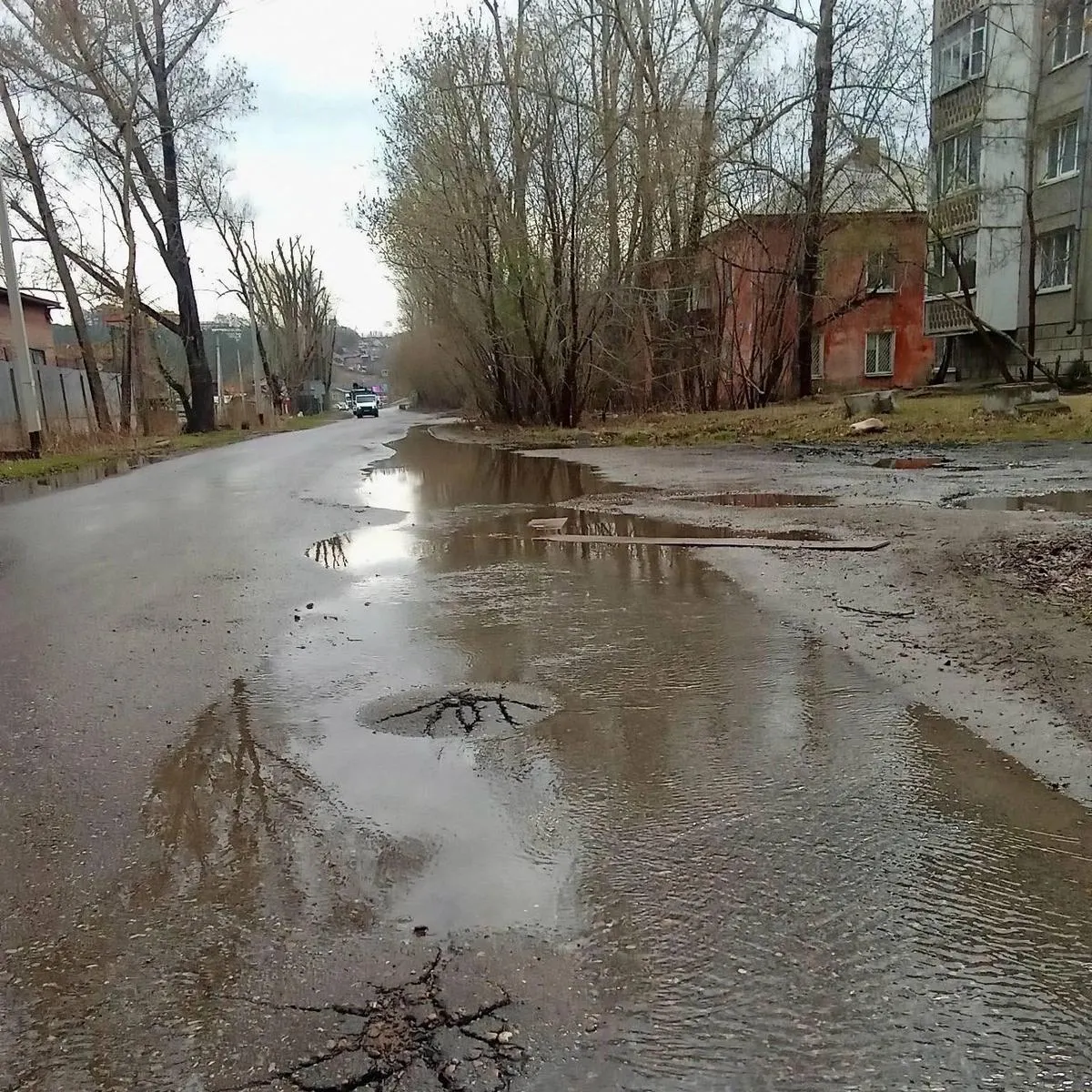 Утечка на сетях «Водоканала» обнаружена под незаконно установленным гаражом на землях РЖД. Ремонт планируется в начале следующей недели, для доступа будут пробовать протащить вставку «труба в трубе» длиной 110 м.