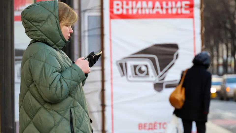 В одном из продвигаемых властями мессенджеров сообщения со ссылками на ключи для VPN исчезают из чатов без согласия отправителей, а повторная отправка приводит к выходу из аккаунта. Меры усиливаются в рамках кампании по борьбе с обходом блокировок.
