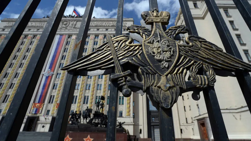 Минобороны хочет получать в распоряжение акции, землю, технику и производственные базы национализированных компаний без прохождения через Росимущество, чтобы оперативно использовать мощности для гособоронзаказа.
