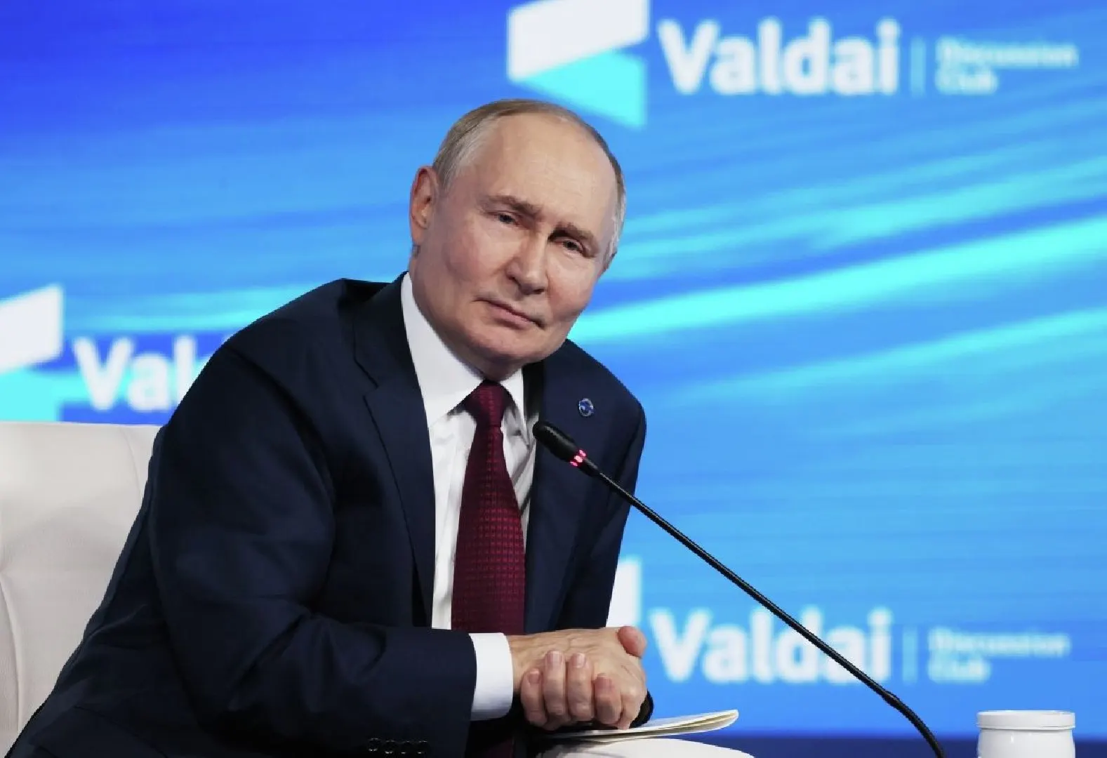 Международный уголовный суд постановил, что страны, ратифицировавшие Римский статут, обязаны исполнять ордер на арест Владимира Путина при его приглашении на переговоры, если только встречи не организованы под эгидой ООН.