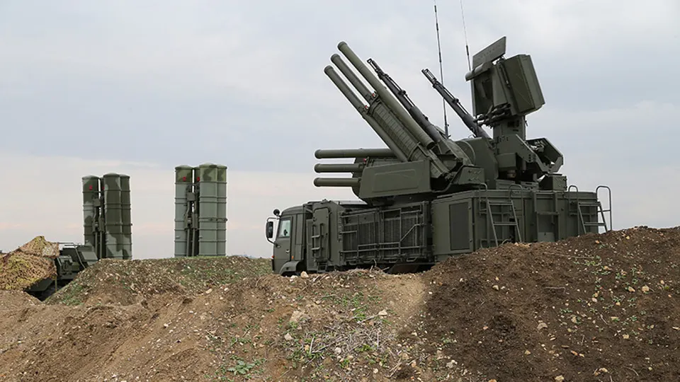 Новая российская система радиоэлектронной борьбы, по данным экспертов, способна заглушать сигнал терминалов Starlink на площади до 20 км²; сообщают о первых случаях применения, уничтожении комплексов и политических и юридических мерах против работы чужих спутниковых систем.