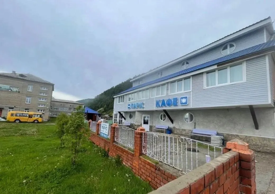 Комплекс «Парус» площадью 631 м² на первой линии в центре Листвянки выставлен за 42 млн ₽: 17 номеров, кафе на 30 мест, участок 770 м². В здании проведён капремонт в 2022 году, есть центральное отопление и системы безопасности.