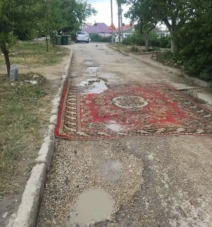 Законопроект предлагает разрешить жильцам самостоятельно обновлять асфальт во дворах и на местных дорогах без согласования. В правительстве инициативу не поддержали, указав, что ремонтом должны заниматься специалисты.