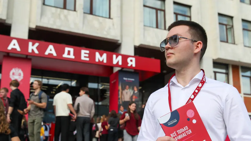 В ряде вузов распространяют предложения вступить в отряд «БАРС‑Москва» на годовой контракт с выплатами до 200 000 рублей, премиями за сбитые БПЛА и соцгарантиями. Аналогичные инициативы охватывают десятки учебных заведений по стране в рамках масштабного набора в войска беспилотных систем.