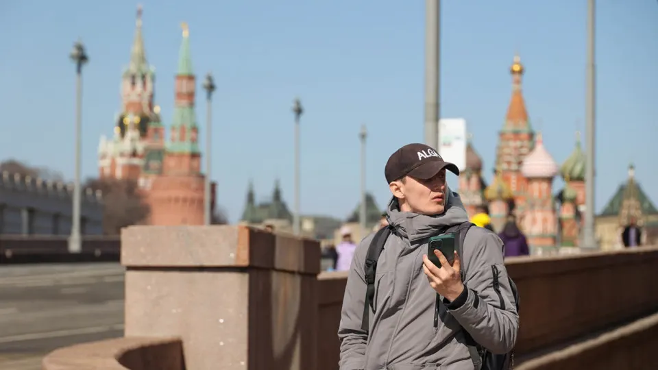 Правительство предложило единую систему идентификаторов мобильных устройств: операторы должны будут вносить IMEI абонентов и блокировать SIM-карты «компрометированных» телефонов; постановление может вступить в силу 1 марта 2027 года.