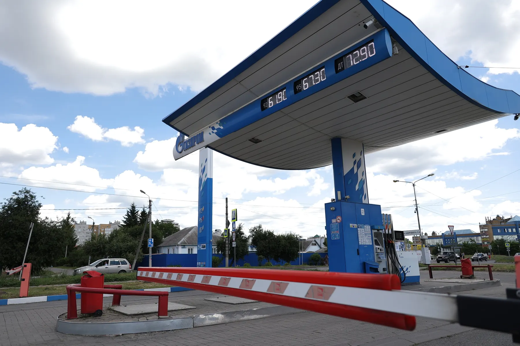 Из федерального плана статистических работ удалили публикацию бюллетеня Росстата с подробной разбивкой розничных цен на бензин и дизель по регионам и АЗС — решение принято на фоне резкого роста цен и дефицита топлива.