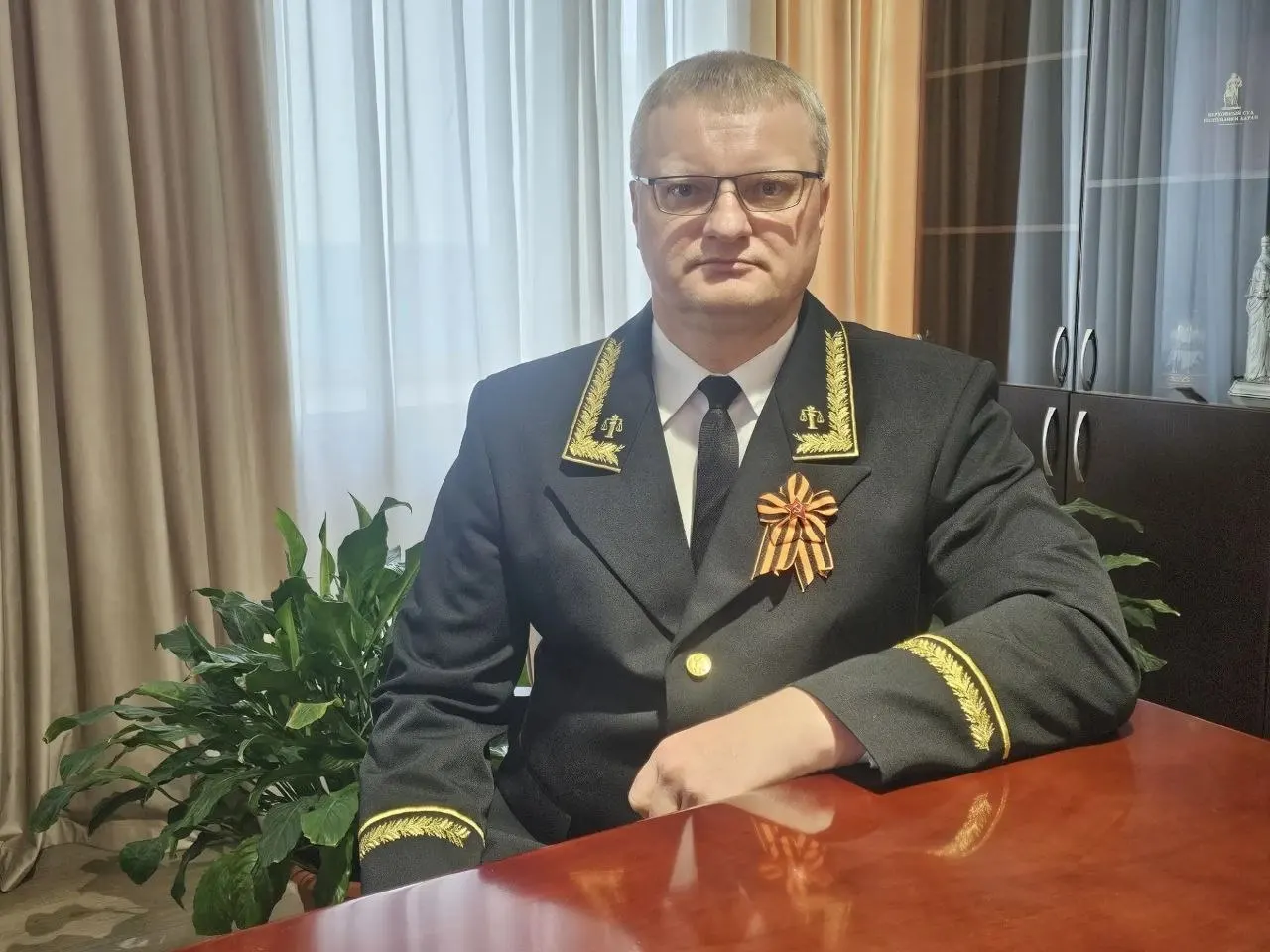 Президент назначил Романа Знаменщикова на пост председателя Иркутского областного суда сроком на шесть лет. Краткая биография и ключевые этапы карьеры судьи.