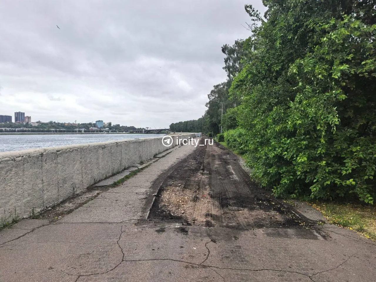 На участке в 575 метров от памятника ветеранам ВДВ до «круга» снимают старый асфальт и обновляют покрытие. Работы финансирует частный инвестор, подрядчик — «Иркутскавтодор». Плановый срок — до конца июня.