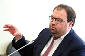 Глава Минцифры заявил, что встраивание механизмов возрастной идентификации в цифровые платформы — вопрос ближайшей повестки. Ведомство изучает опыт зарубежных сервисов в этой области, в том числе платформ для онлайн‑игр.