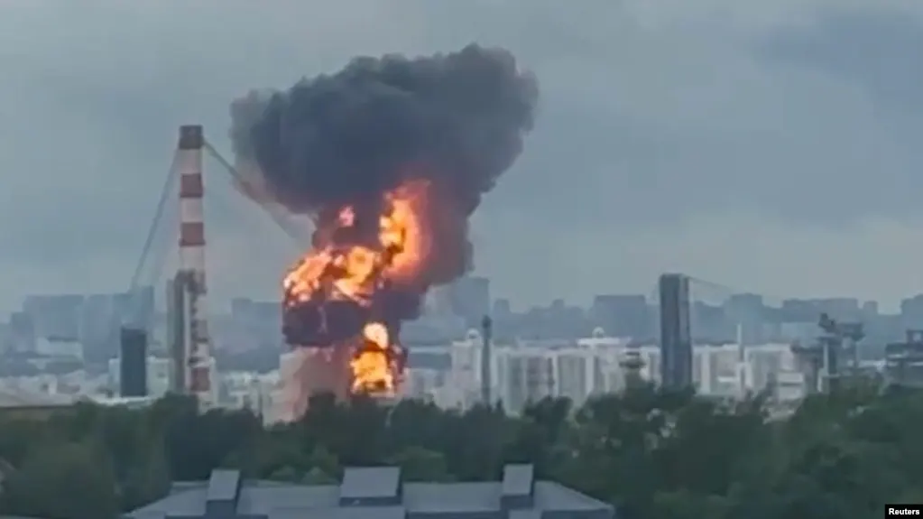 Два удара беспилотников вывели московский НПЗ из строя; восстановление потребует месяцев, что усиливает дефицит топлива по стране и заставляет власти обсуждать ограничения экспорта и наращивание импорта.