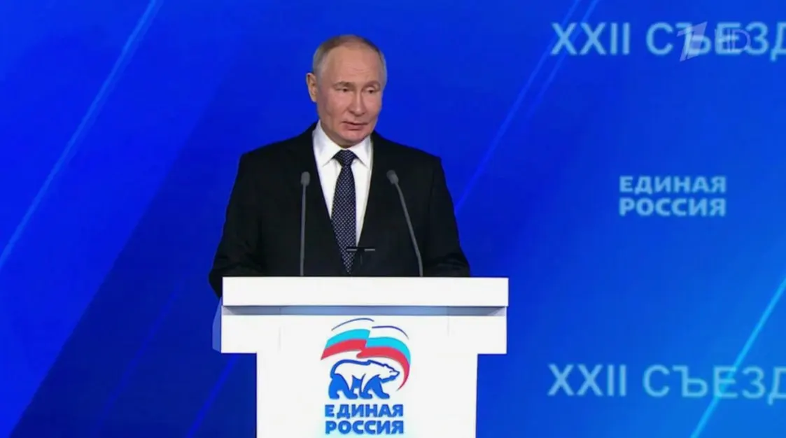 Песков не исключил, что президент выступит на партийном съезде в день выдвижения кандидатов в Госдуму — это могло бы поднять рейтинг ЕР на фоне его снижения.
