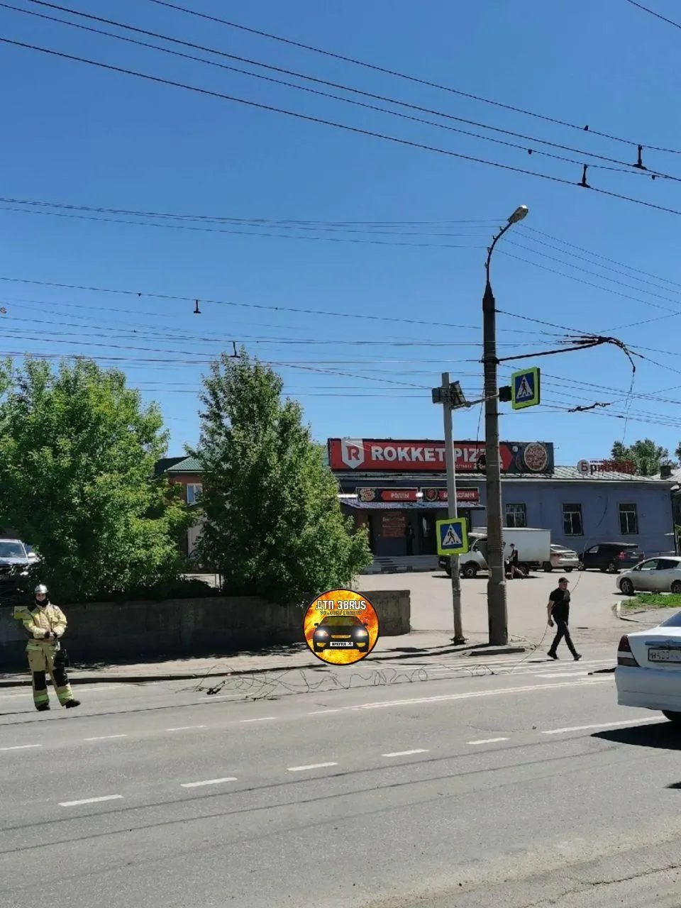 На улице Рабочего Штаба трактора на трале зацепил контактную сеть, из‑за этого движение троллейбусов №3 сократят до остановки «Фортуна». Перевозчик проверяет камеры и ищет виновника.