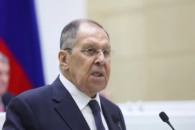 Министр иностранных дел РФ заявил, что нормы ЕАЭС и ЕС несовместимы, решение Еревана затронет тарифную политику и фитосанитарные правила; на фоне смены курса последовали дипломатические шаги и ограничения на ввоз продукции.