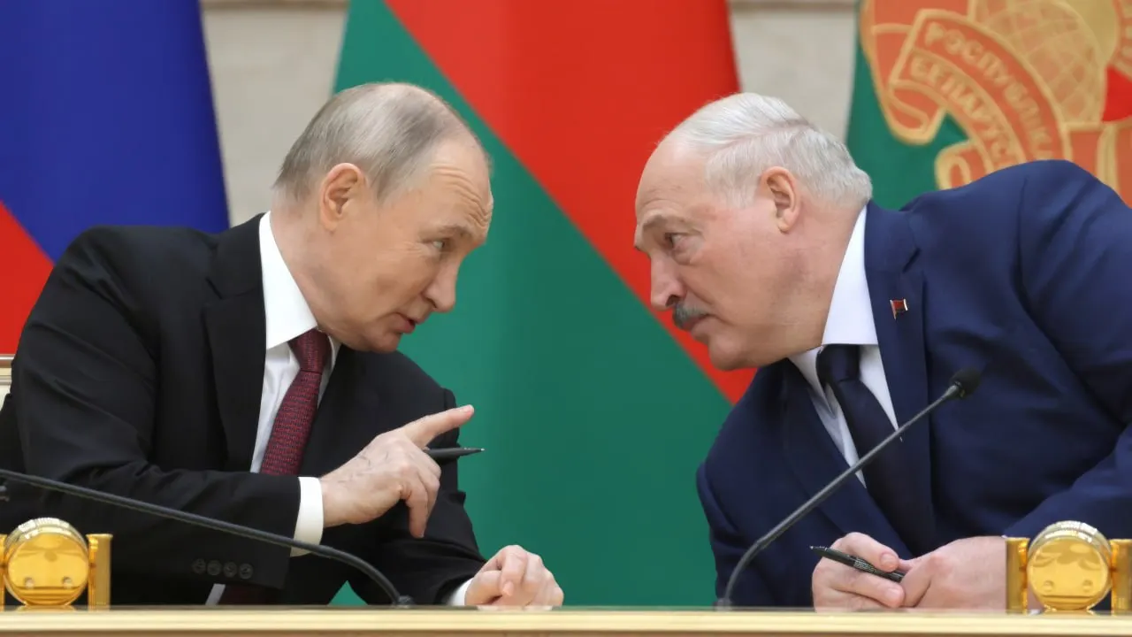 26 июня в президентской резиденции на Валдае прошла тайная встреча Владимира Путина и Александра Лукашенко. Официальных заявлений не было — обсуждали вопросы региональной безопасности, торгово-экономическое взаимодействие и проекты Союзного государства на фоне обострения у белорусско‑украинской границы.