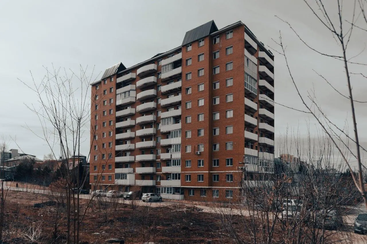Власти признали 11‑этажный дом в Иркутске самостроем. Жильцам грозят отключения коммуникаций и выселение, хотя многие выплачивают ипотеку; скандальная история здания тянется с 2010 года.