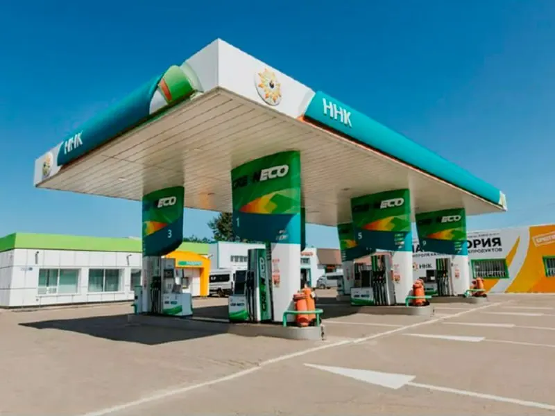 Автозаправки в районе стали продавать не более 100 л бензина на одну машину и прекращают отпуск топлива в канистры; власти называют это временной мерой из‑за сезонного спроса. Похожие ограничения фиксируют и в других регионах страны.